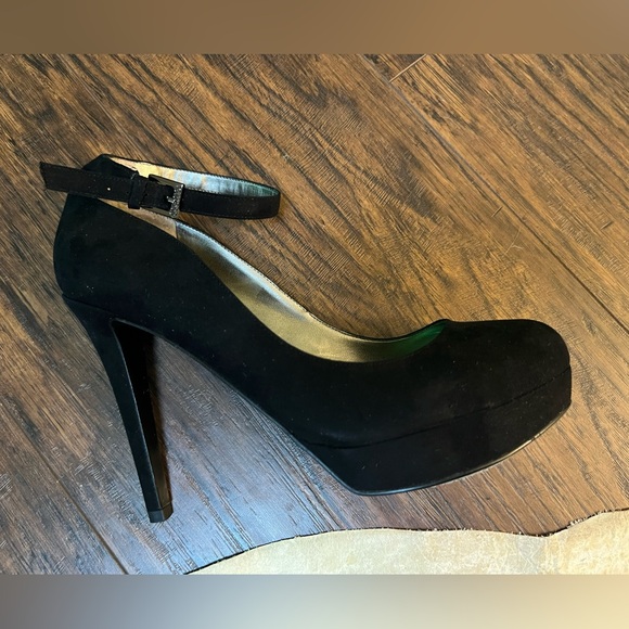 GUESS Pumps - Picture 4 of 10